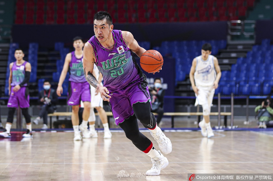 宁波队张彪在哈德森的紧逼防守下强行突破，两人肌肉碰撞的瞬间充满了火药味，展现了老将对决不放弃的执着。