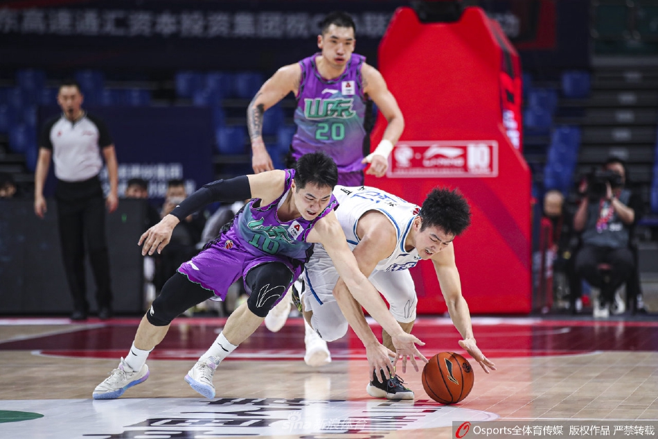 宁波外援特罗特在山东队的严密防守下将球传出，他眼观六路试图撕开防线，但面对多人包夹显得有些孤立无援。