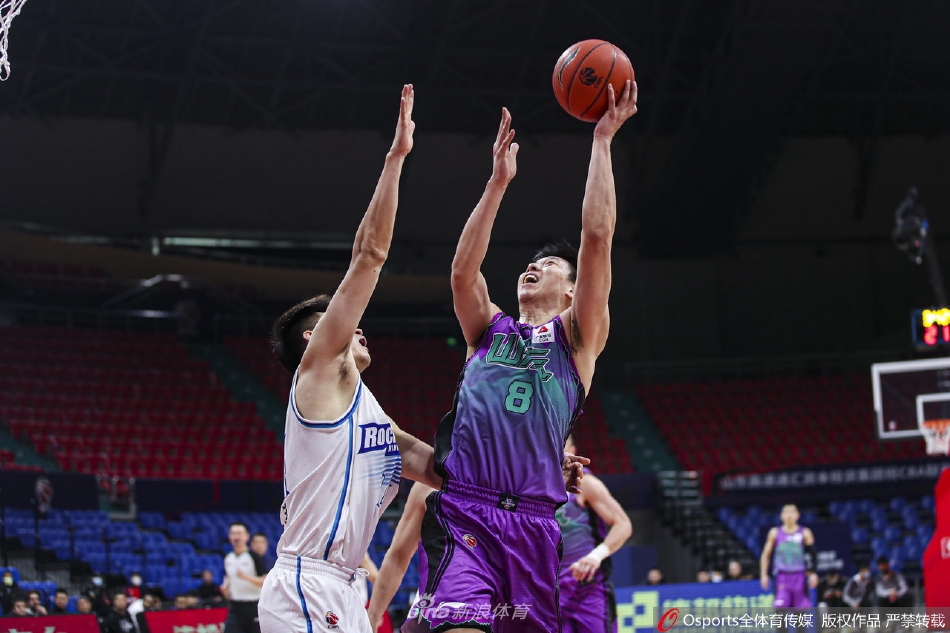 内线巨塔陶汉林在宁波队的重重围堵中强行起跳，以一敌三将球砸进篮筐，这记势大力沉的暴扣让全场为之沸腾。