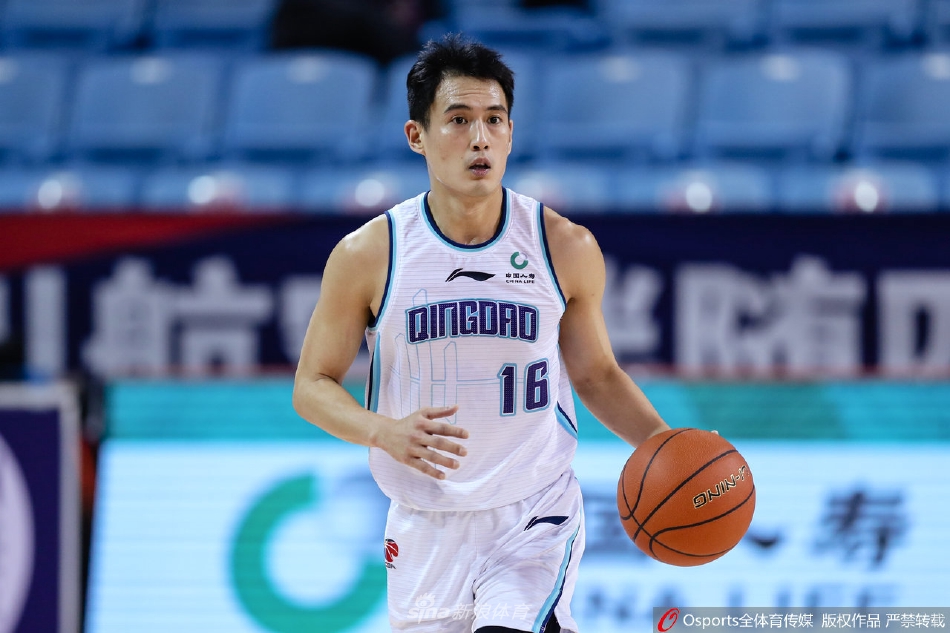 四川队景菡一在青岛队王睿泽的贴身紧逼下强行突破，两人肌肉碰撞的瞬间，充满了竞技体育的张力与对抗美