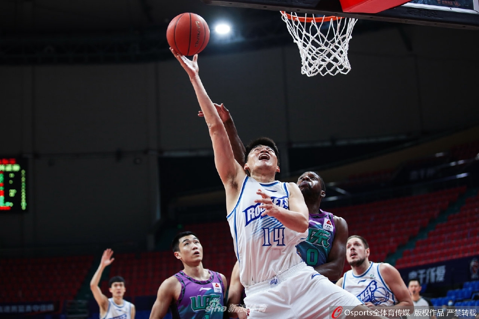 赛后山东队球员们围在一起激情庆祝，每个人脸上都洋溢着如释重负的笑容，这场大胜是他们终结连败、重新起航的最好礼物。