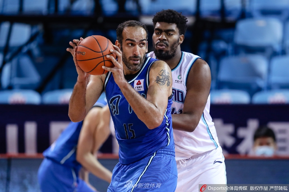 景菡一在命中关键球后激情怒吼，他紧握的拳头和坚毅的眼神，宣告着年轻一代球员接管比赛的决心