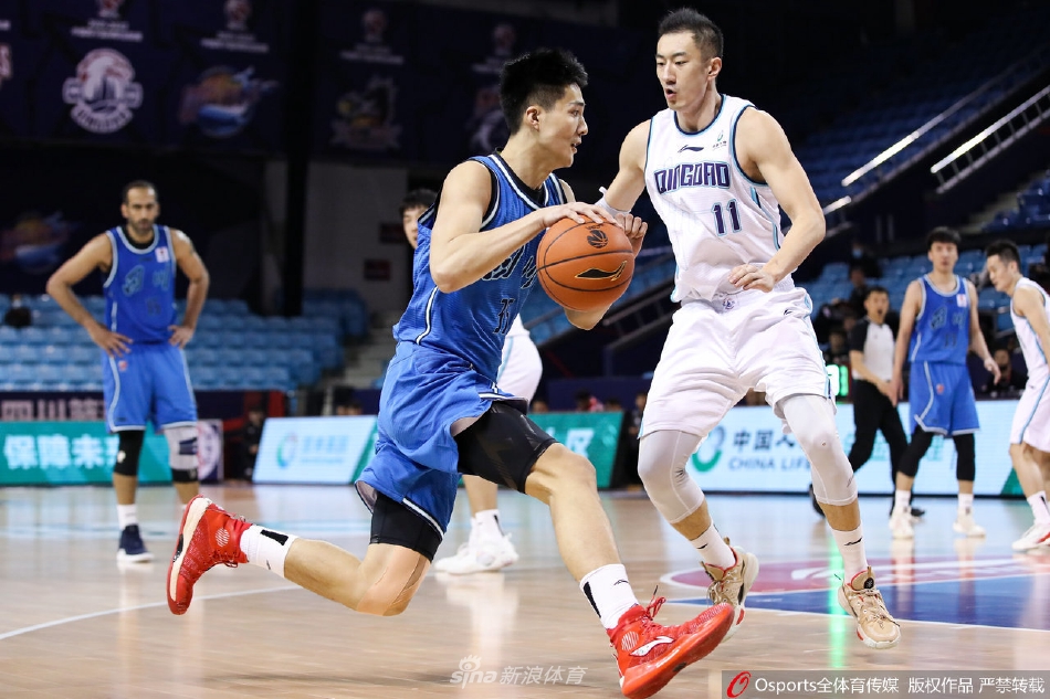 四川队内线支柱哈达迪在青岛队员的围堵中依然高举高打，他那巨大的手掌和柔和的手感，构成了对手无法逾越的屏障