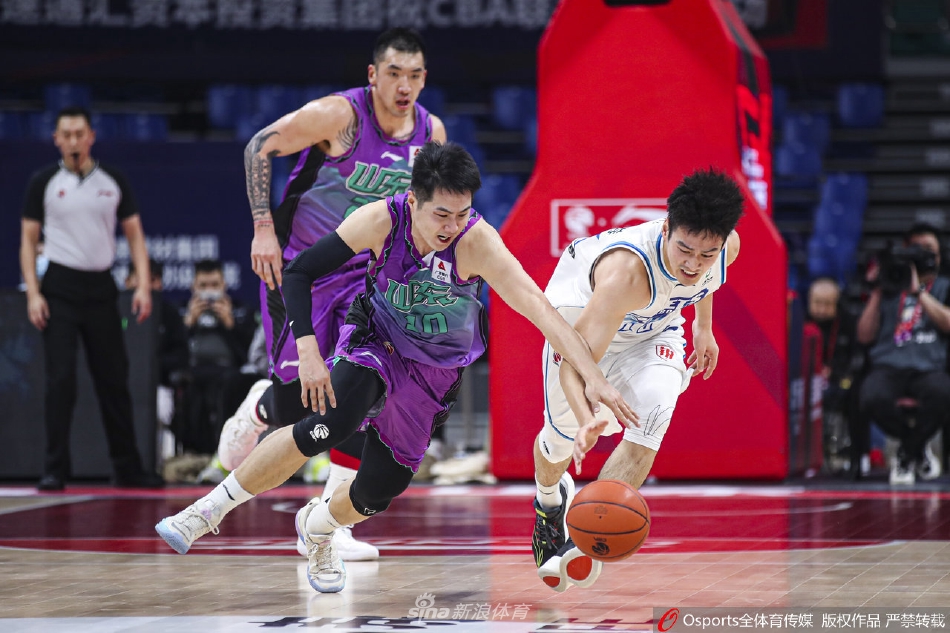 外援吉伦沃特如神兵天降高高跃起，完成一记势大力沉的单手劈扣，这记重扣仿佛要将此前所有的郁闷都发泄在篮筐之上。