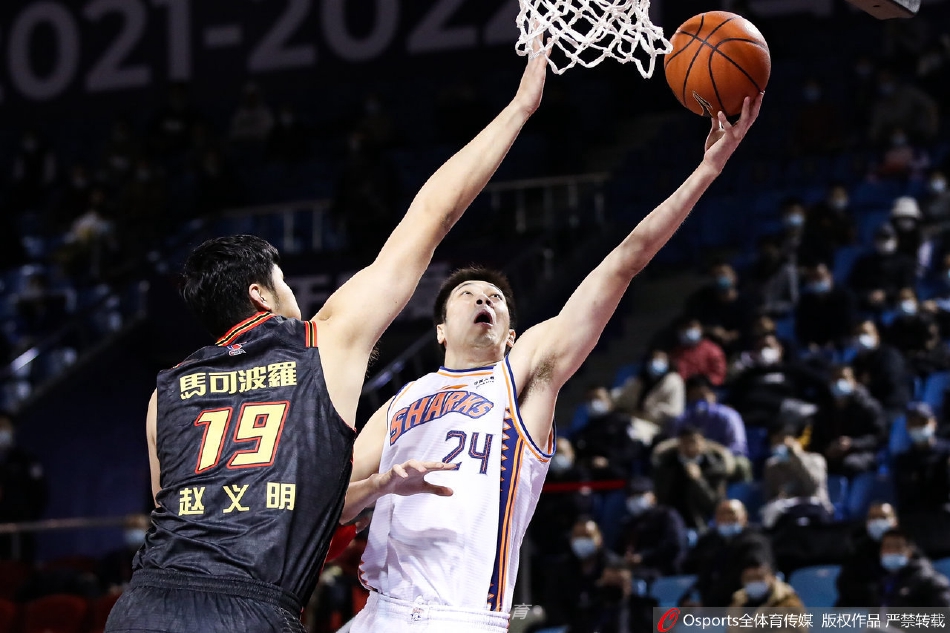 沈梓捷面部受伤挂彩,场边的队友赵义明化身临时队医,小心翼翼地用棉签为他清理伤口,这一幕充满了铁血与温情。