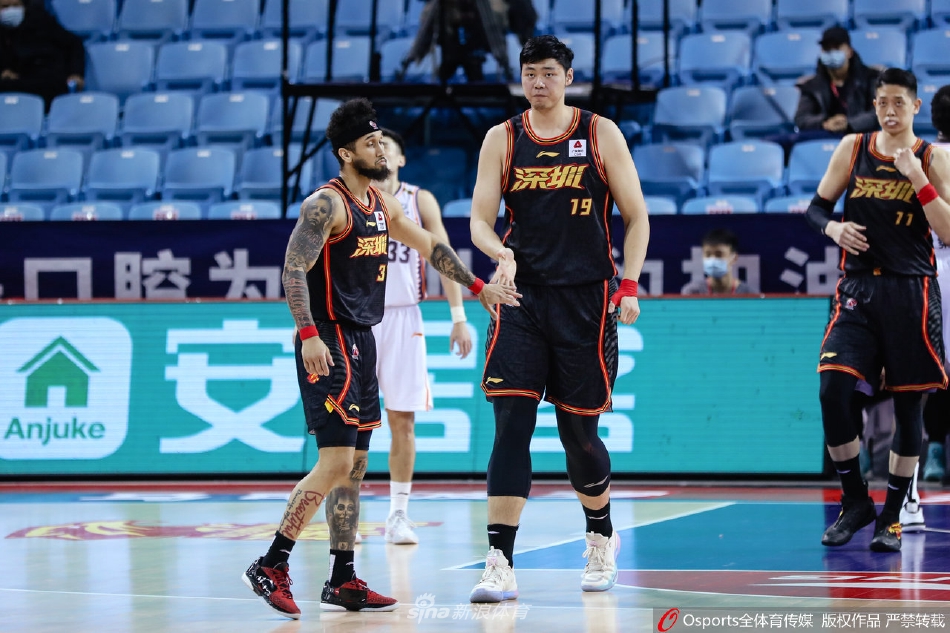 场边的上海队主帅李春江眉头紧锁,双手拢在嘴边形成喇叭状,正用尽全身力气向场内弟子们传达着最新的战术指令。