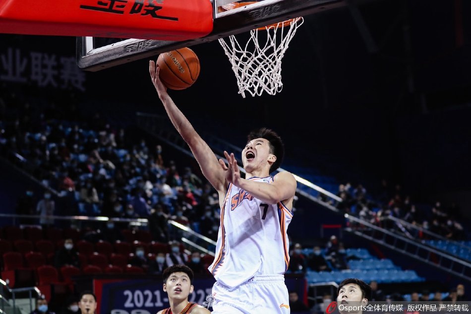 沈梓捷与可兰白克在篮下展开寸土必争的地盘争夺,两人肌肉紧绷,手臂缠绕,篮球在争抢中仿佛随时都要飞出场外。