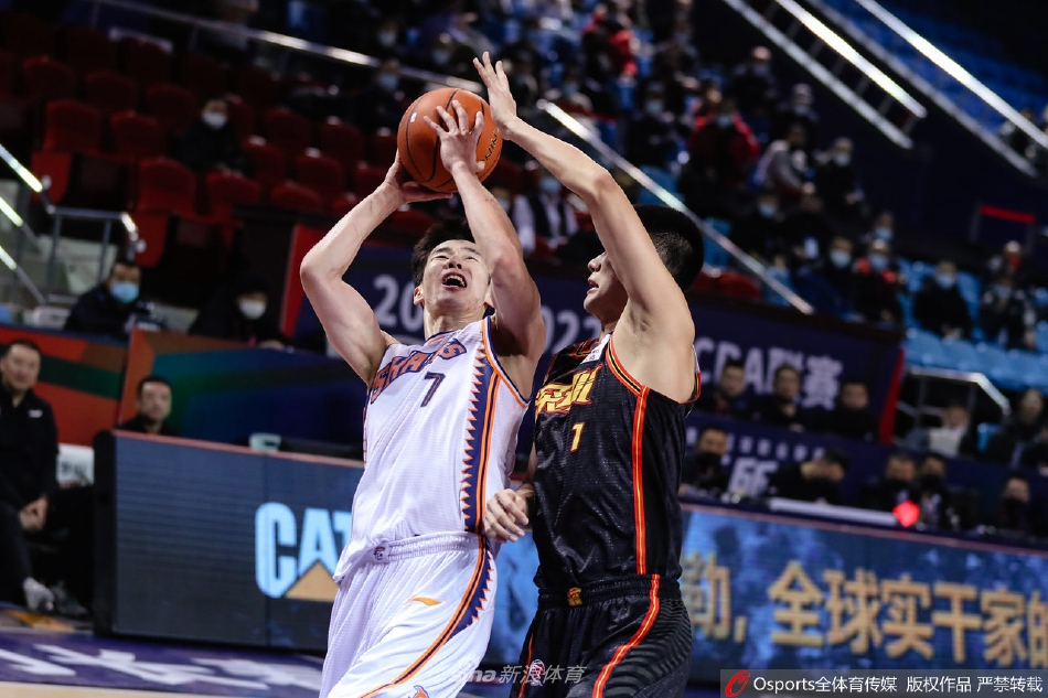 深圳队的擎天白玉柱沈梓捷,在对手的围追堵截下,眼神坚毅地完成了一次势大力沉的单手劈扣,整个篮架都在颤抖。