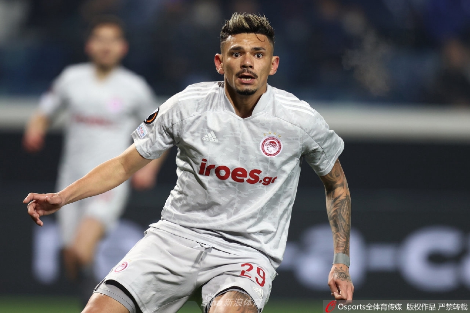 比赛终场哨响，亚特兰大队员们相互拥抱击掌，庆祝这场来之不易的逆转胜利。