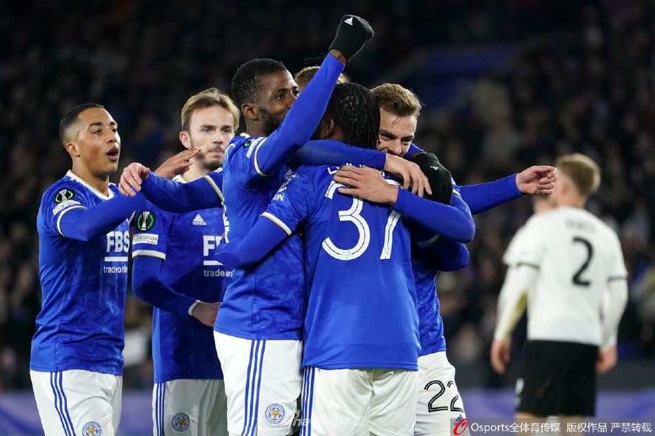 恩迪迪飞身铲断，干净利落地将球权夺回，展现铁血中场本色。