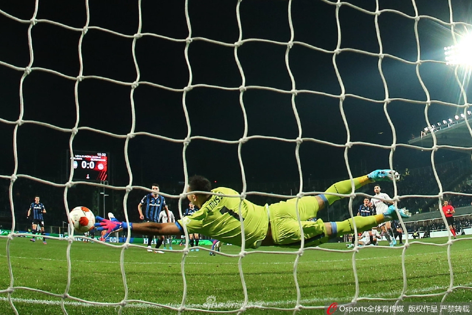 吉姆西蒂腾空而起，力压防守球员，以一记势大力沉的头球攻破奥林匹亚科斯球门瞬间。