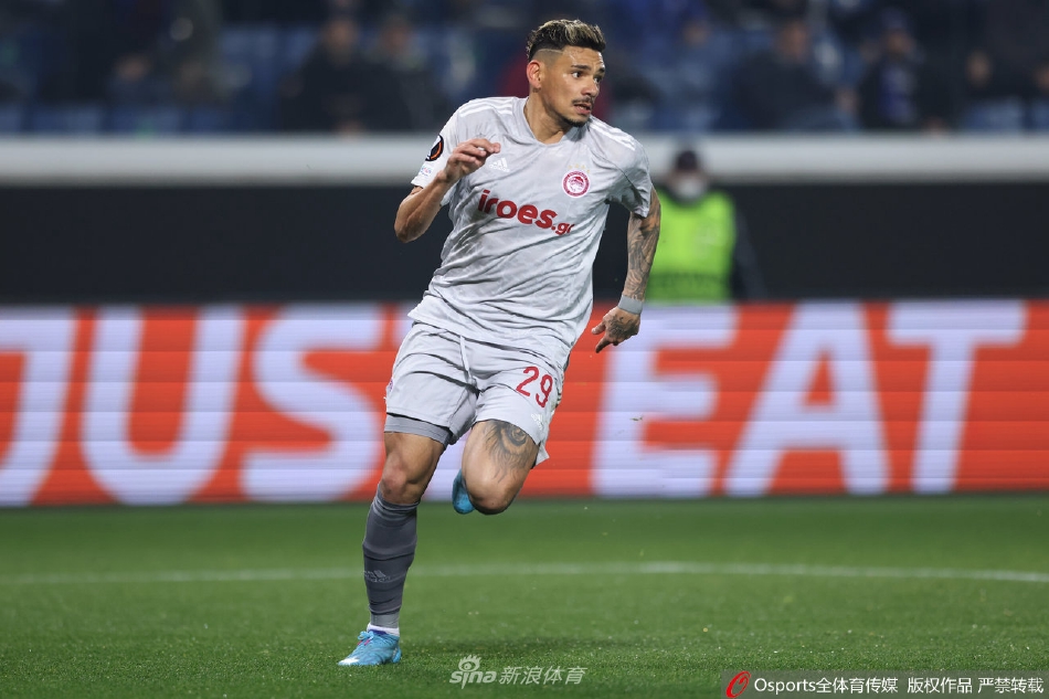 奥林匹亚科斯球员苏亚雷斯破门后滑跪庆祝，客队球员在客场取得梦幻开局。