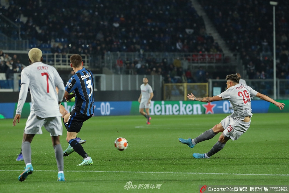 亚特兰大主教练加斯佩里尼在场边神情专注，为球队的每一次进攻和防守挥臂指挥。