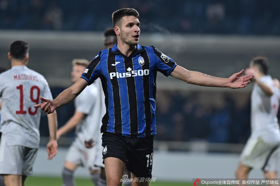 亚特兰大球员围拢庆祝，吉姆西蒂张开双臂奔向队友，脸上写满了激动与释放。