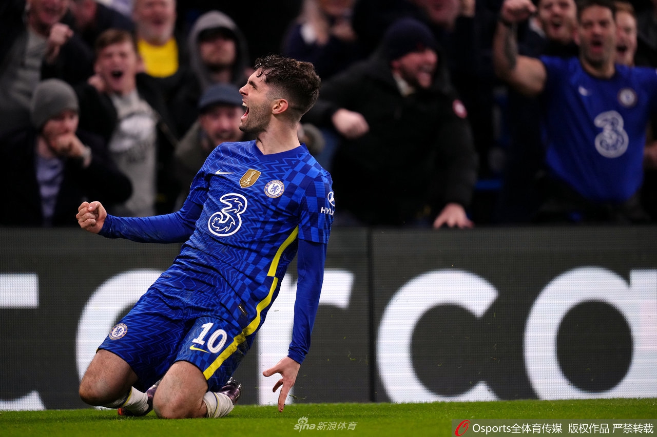 切尔西门将门迪飞身侧扑，指尖将来势汹汹的射场拒之门外，力保球门不失。