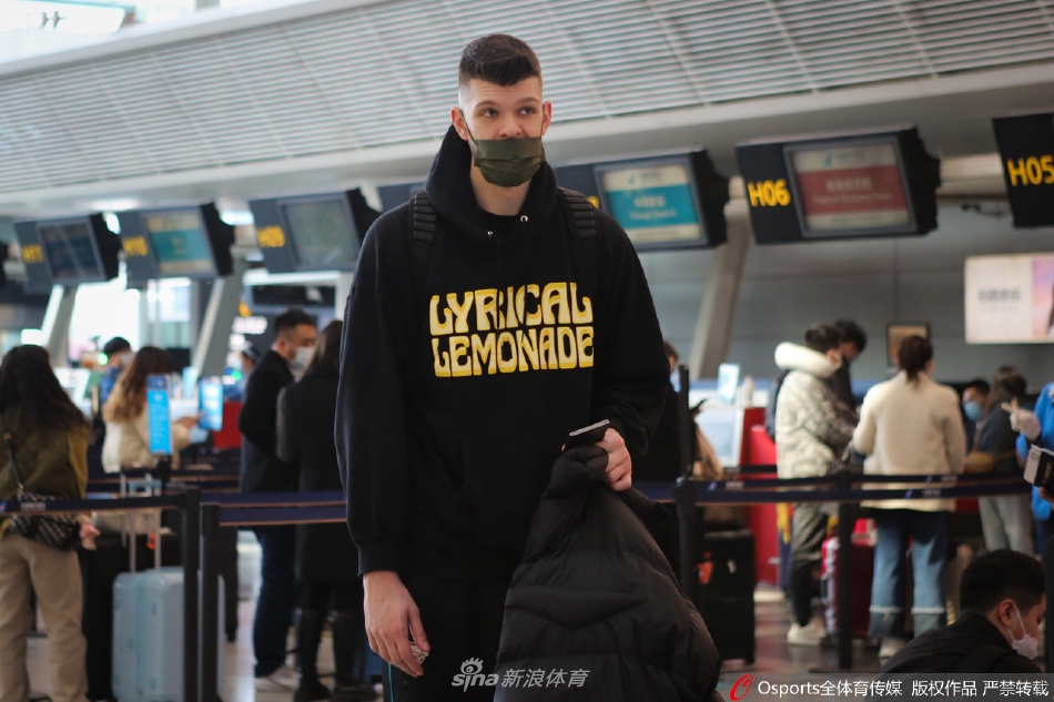 浙江男篮的年轻队员们三三两两地站在一旁,有的在低头查看手机,有的在轻声交谈,他们身着统一的灰色队服,背后巨大的玻璃幕墙外,停机坪上的飞机正等待着载他们飞向新的赛场。