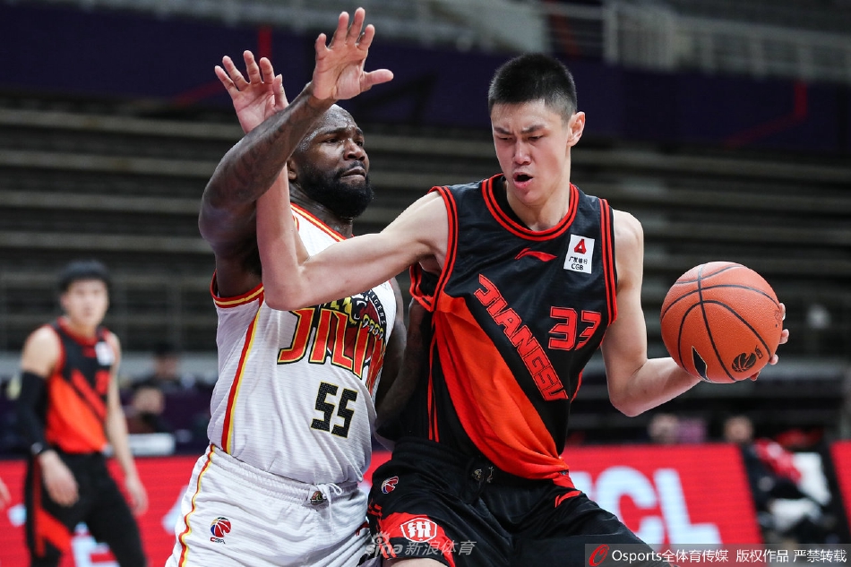 吉林外援琼斯如猎豹般迅猛突破，在苏州肯帝亚多人围堵下依然强行上篮，展现出超级外援的绝对统治力