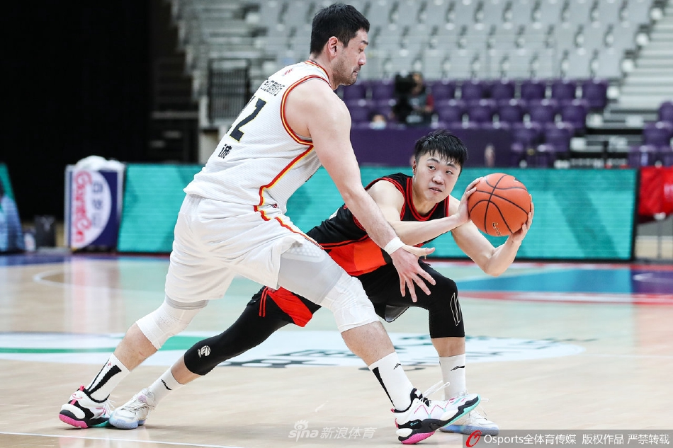 江苏小将蒋浩然不畏强敌，在吉林内线高举高打，利用灵活的脚步挑篮得手，展现年轻力量
