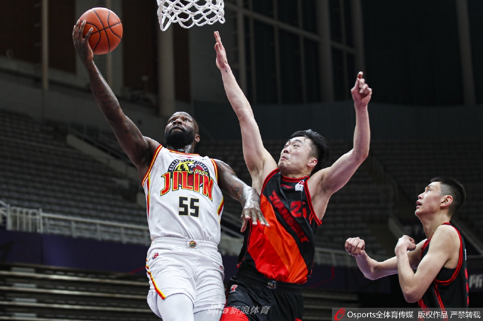 吉林内线李安奋力跃起，与苏州队的蒋浩然在空中展开激烈篮板球争夺，肌肉碰撞间彰显硬汉本色