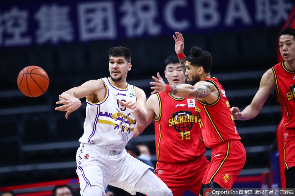 深圳外援布克正在外线持球组织，他眼观六路，队友顾全在一旁随时准备接球投射，整个深圳队的进攻体系在这一刻显得井然有序，充满了威胁。