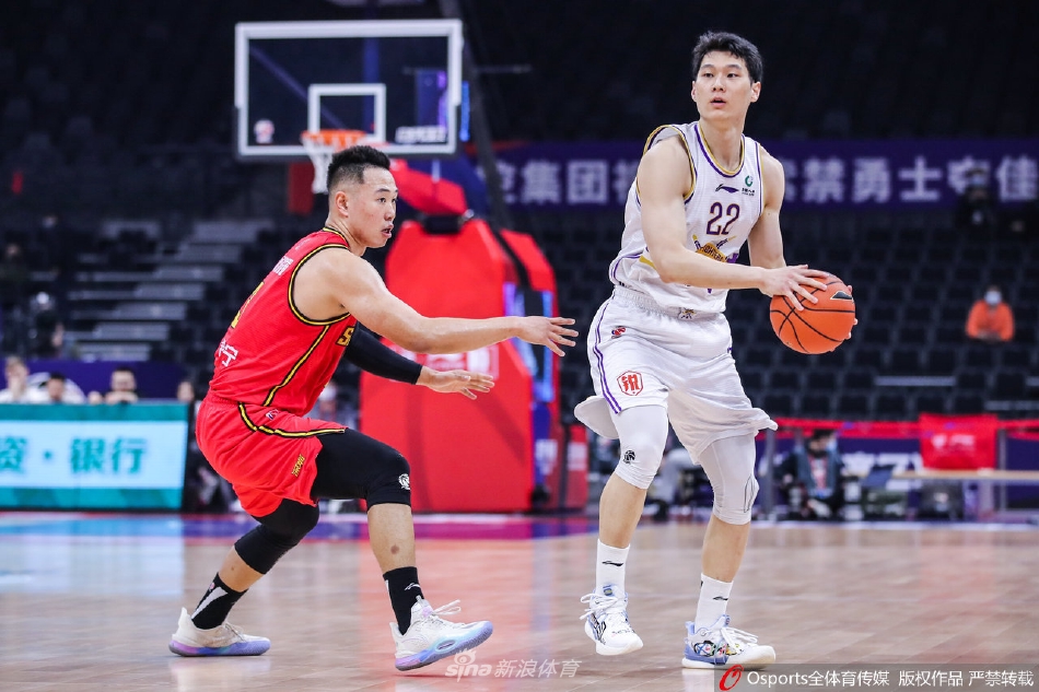 深圳小个子后卫容子峰犹如一道黑色闪电，在防守球员的指尖缝隙中瞬间加速突破，他压低重心衔枚疾走，撕开了北控队的整个防线。