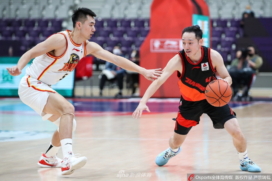 苏州肯帝亚小将李禄曈面对吉林队严密防守，高高跃起，以一记柔和的投篮试图为球队续命