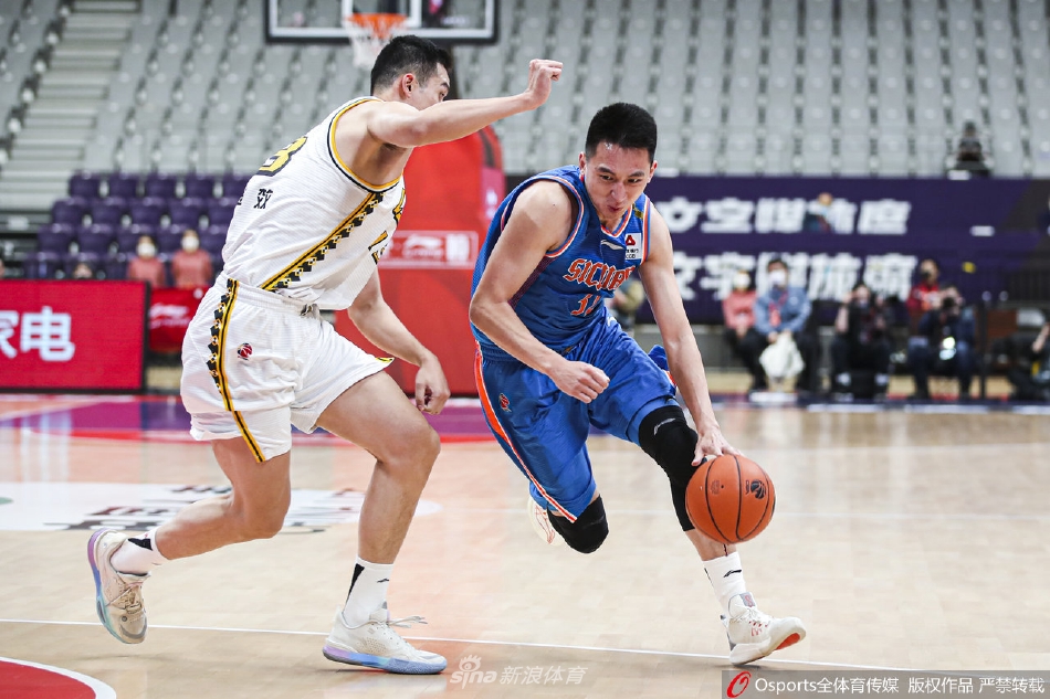 四川队球员景菡一在中距离果断跳投，防守他的广厦球员虽然及时封盖，但篮球依然在空中划出一道美丽的弧线飞向篮筐。