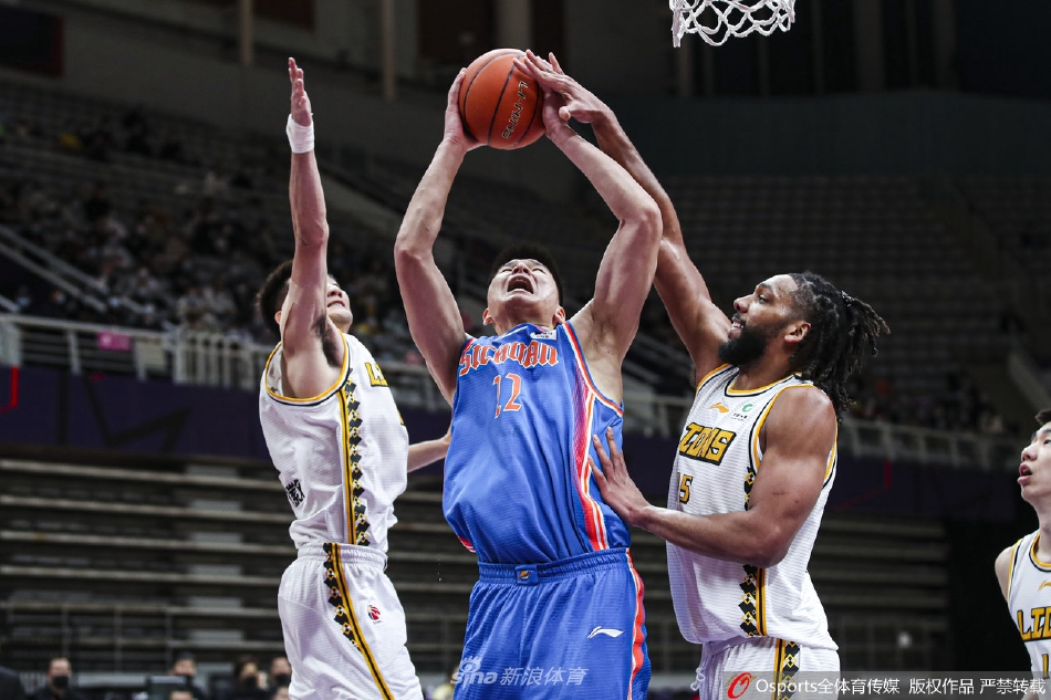 浙江广厦队年轻前锋赵嘉义高高跃起，在与对手的激烈拼抢中牢牢控制住篮板球，展现了年轻人不畏对抗的拼劲和活力。