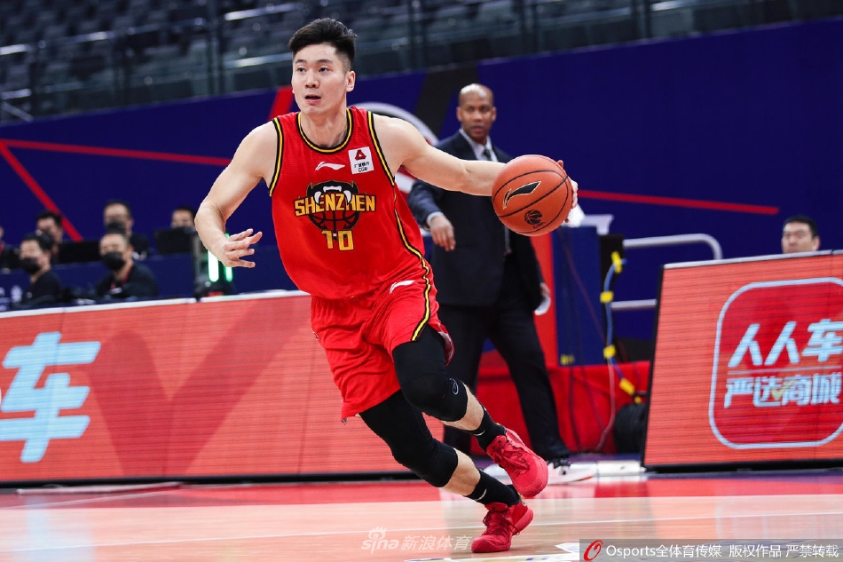 北控球员在三人合围的狭小缝隙中强行起飞，他身体在空中极度扭曲，试图在与深圳防守悍将的身体对抗中寻找出手的空间，拼搏精神令人动容。