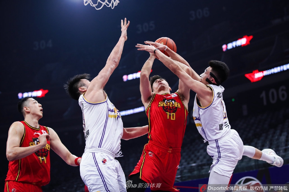 北控内线猛将邹雨宸在禁区卡位要球，接球后他利用宽厚的肩膀顶开防守，转身强起完成了一次艰难的投篮，展现了‘肘子’在油漆区内的强硬作风。