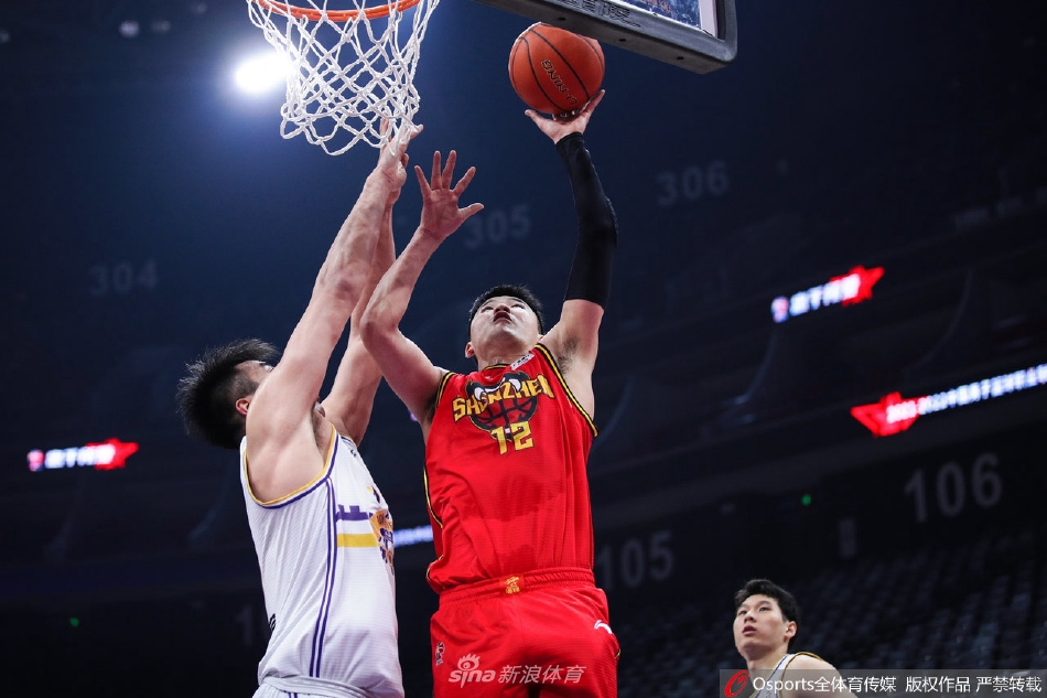 北控队的年轻后卫眼神坚毅，面对高大的防守者毫不畏惧，他借助队友的掩护如同游鱼一般灵巧地穿行于深圳队的多人围堵之间，寻找着传球良机。