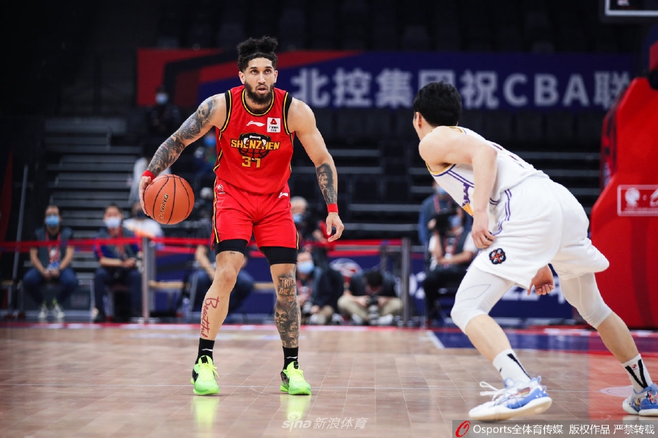 深圳马可波罗队的内线擎天柱沈梓捷，在对手的严密包夹之下依然从容不迫，用一记柔和的指尖挑篮将球稳稳送入网窝，眼神中充满了对禁区的绝对统治力。