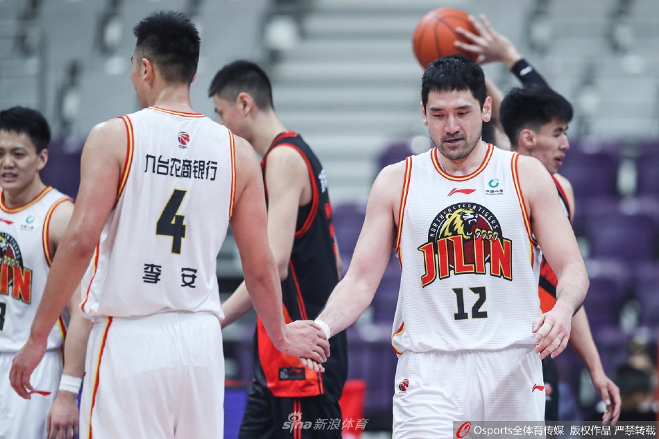 吉林悍将姜宇星如灵蛇出洞，持球快速反击中面对防守，轻巧地将球送入篮筐