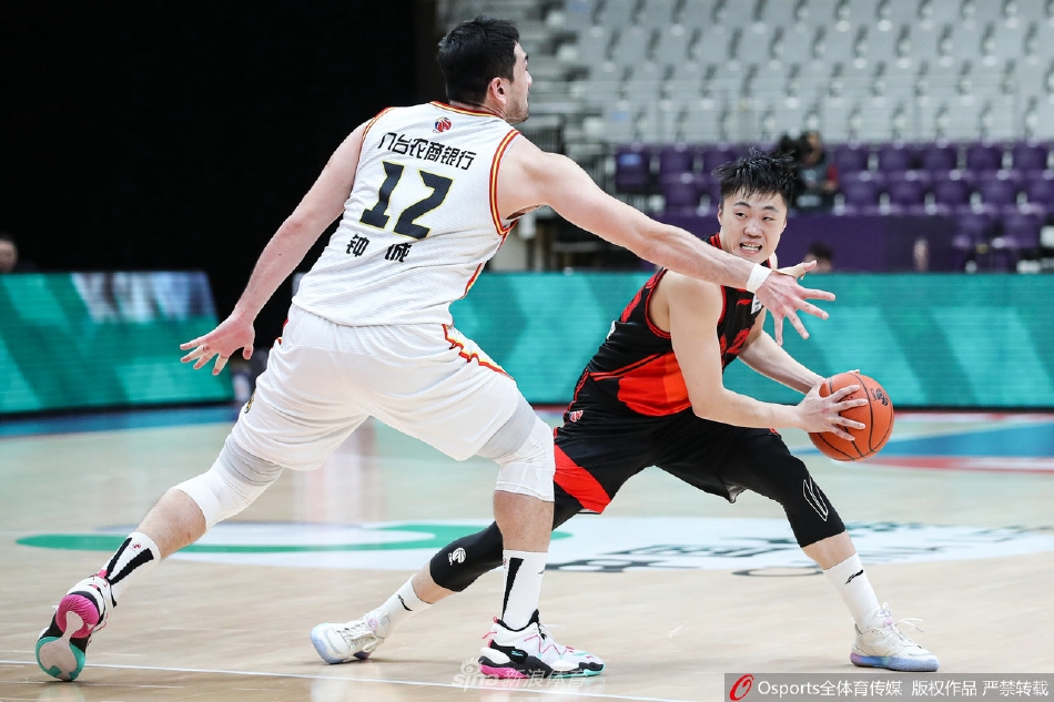 苏州肯帝亚队史鸿飞犹如冷血杀手，在三分线外干拔跳投，皮球划出一道美妙弧线直钻网心