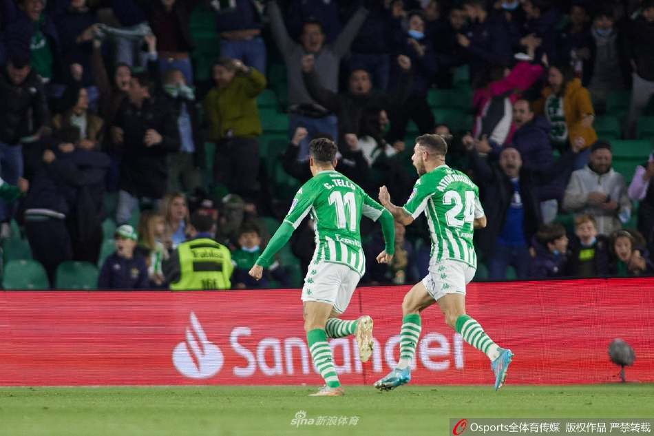 马竞后防中坚何塞·希门尼斯在与贝蒂斯前锋博尔哈·伊格莱西亚斯的激烈对抗中奋力解围。