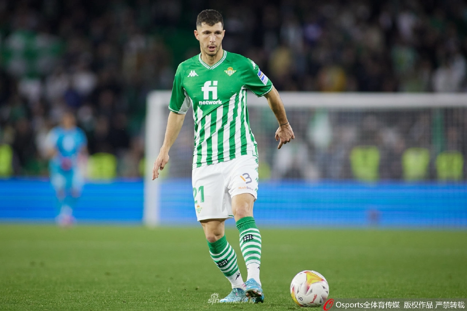 安托万·格列兹曼替补出场后送出一记精准助攻，与队友击掌庆祝重新证明自己的价值。