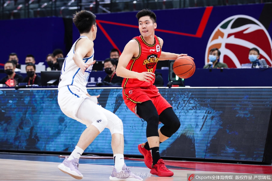 深圳队球员白昊天如利刃般持球强行突破，宁波队两名防守球员夹击也未能阻止他前进的步伐