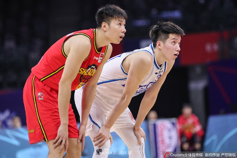 宁波队年轻球员在三分线外果断出手，尽管比赛落后，但出手瞬间他的眼神充满坚定与自信