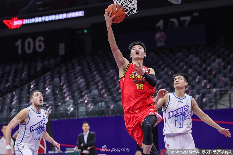 宁波队张彪在低位背身持球，他利用经验晃开防守后仰跳投，篮球越过封盖的手指飞向篮筐