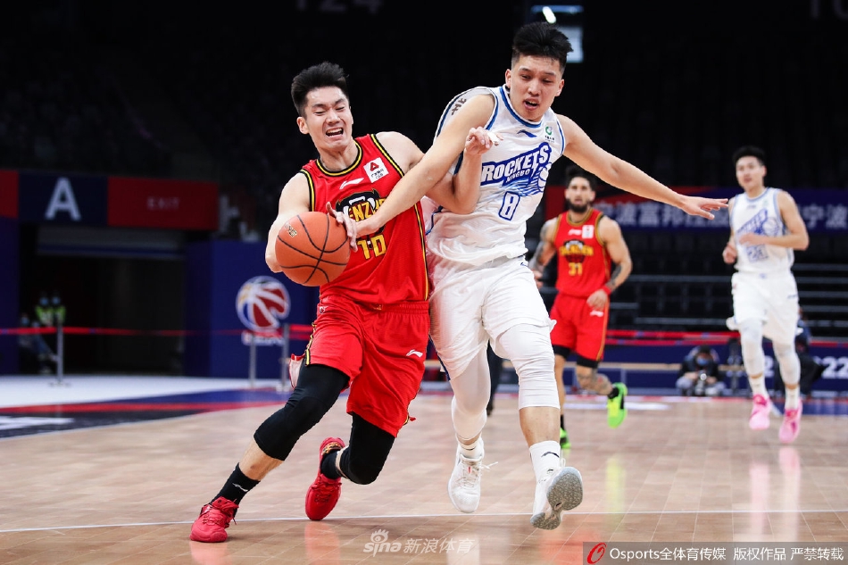 深圳外援萨林杰背身单打，利用强壮的身体顶开防守，柔和的手感完成投篮，展现顶级内线统治力