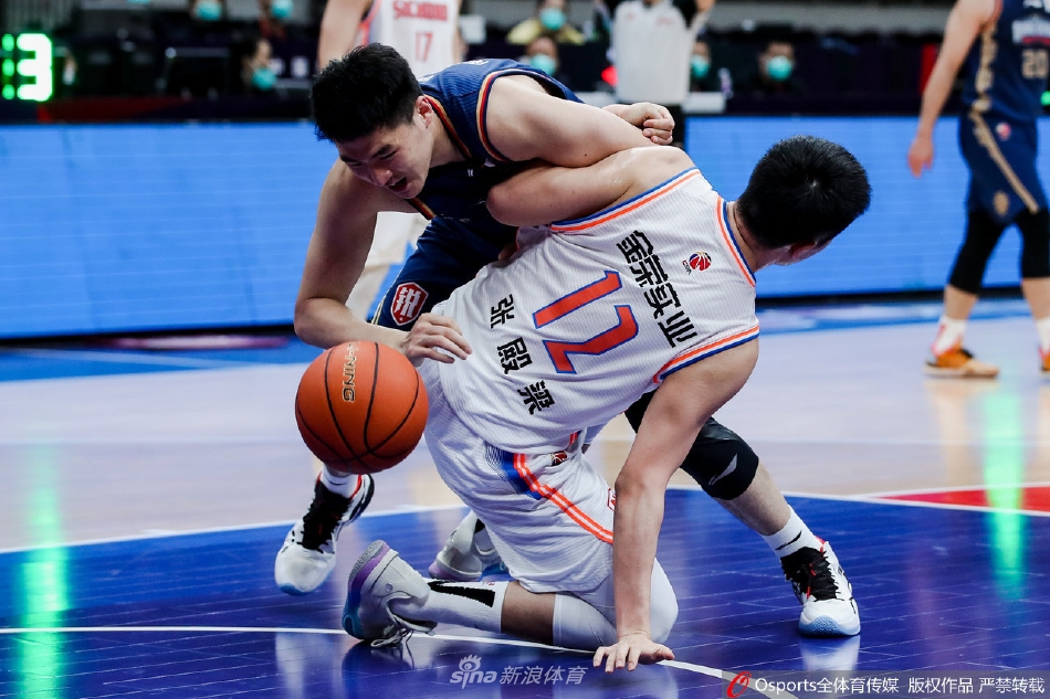 南京同曦队的年轻球员在四川队的严密防守下强行突破,尽管身体对抗激烈,他的眼神中依然充满了不服输的斗志,这正是竞技体育最动人的地方。