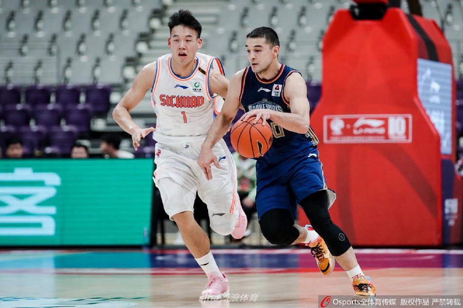 比赛结束的哨声吹响,四川队的球员们如释重负,纷纷举手庆祝。他们的脸上洋溢着久违的笑容,这一场胜利是对他们过去几天艰苦训练和场上不懈奔跑的最好回报。