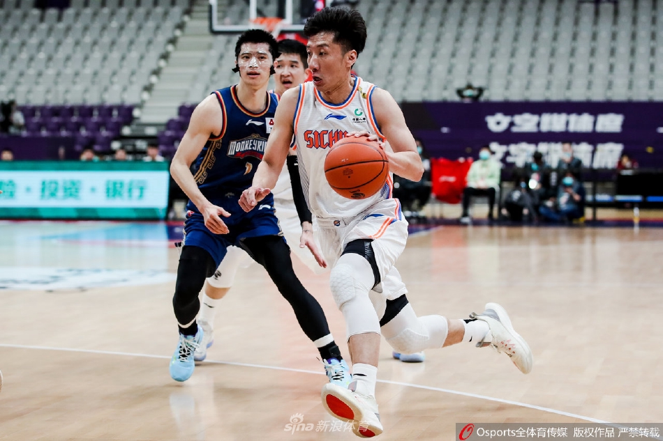 球场之上,四川队球员韩硕正运球突破,他的眼神锐利如鹰,洞察着对手的防守空隙。他即将与队友完成一次精妙的配合,这也是他全场送出多次助攻的精彩瞬间。