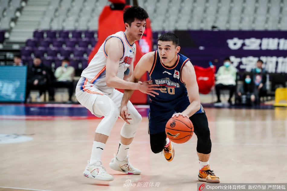 四川队的年轻锋线朱松玮高高跃起,在两名南京队防守球员的缝隙中尝试出手。他充满活力的表现,象征着四川队未来的希望与无限可能。