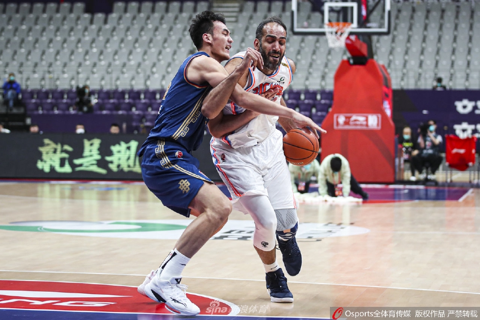 四川队老将哈达迪张开长臂,如同一座移动的高塔,在南京队多名年轻球员的包围中强硬摘得篮板,他坚毅的表情正是全队求胜欲望的缩影。