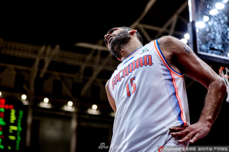 聚光灯下,四川队球员李泓翰完成一次精彩的跳投,他的身体在空中舒展开来,篮球沿着完美的弧线飞向篮筐。这一刻,整个球馆的目光都聚焦于他一人身上。