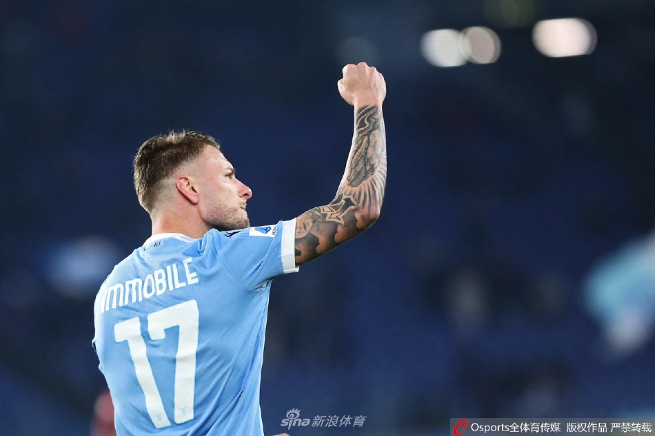 威尼斯球员西尔尼戈伊禁区内犯规瞬间，拉齐奥后卫路易斯·费利佩应声倒地