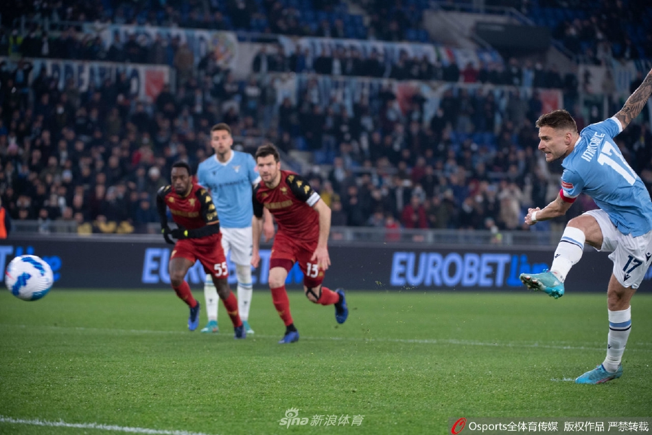 因莫比莱进球后与队友米林科维奇-萨维奇激情相拥，庆祝这粒打破僵局的关键进球