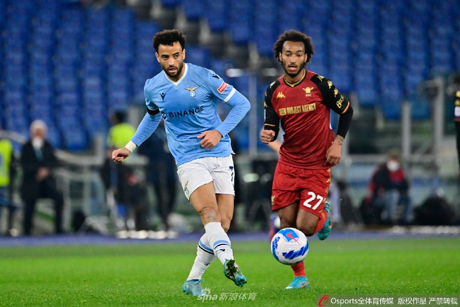 终场哨响后，拉齐奥主帅萨里面带微笑走向球员，对球队的表现表示满意