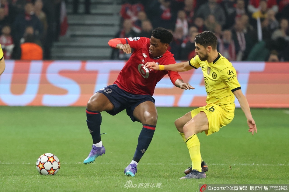 切尔西全队赛后围在一起相互鼓舞，他们肩并肩，低头凝聚，展现出无与伦比的团队精神与战斗力